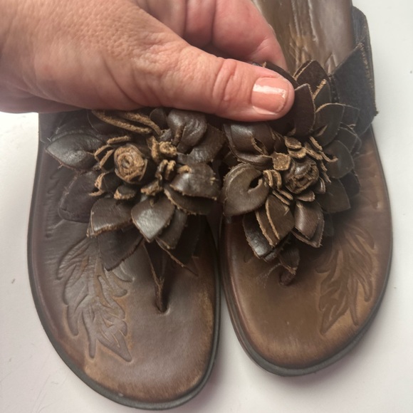 Born Astrid Brown 3-D Flower Leather Flip Flop Thong Vintage? SlipOn Sandals 6.5 - Picture 11 of 13